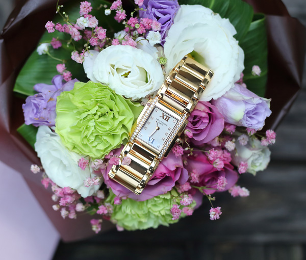 Wearing Yellow Gold Bracelet Replica Patek Philippe Twenty~4® With Queen Elizabeth I