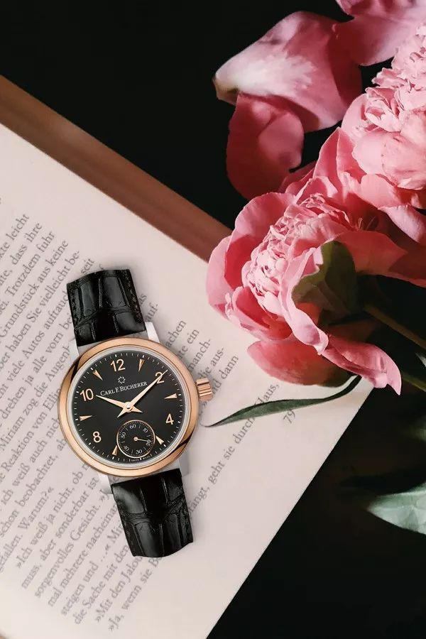 Black fake watches are also suitable for elegant ladies.